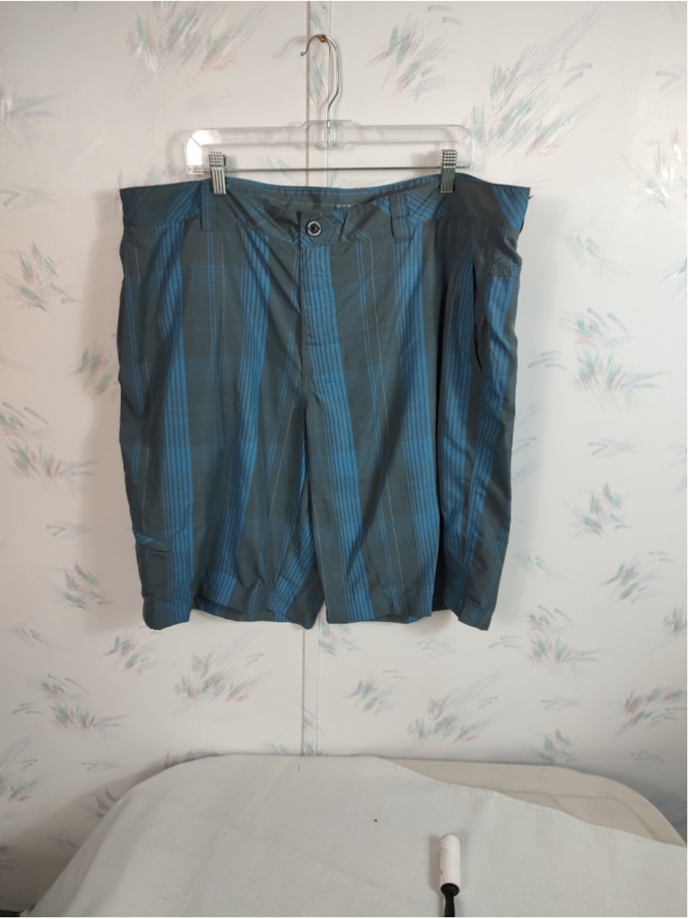 Men's Columbia Flat Front Shorts Waist 42 Blue Grey Plaid Deep Creek Short